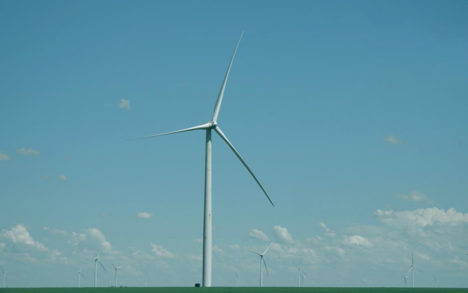 Installation énergétique moderne avec panneaux et équipements techniques